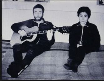 Det berømte billede af John og Yoko nyklippet. Taget med Jørn Kjær Nielsens kamera